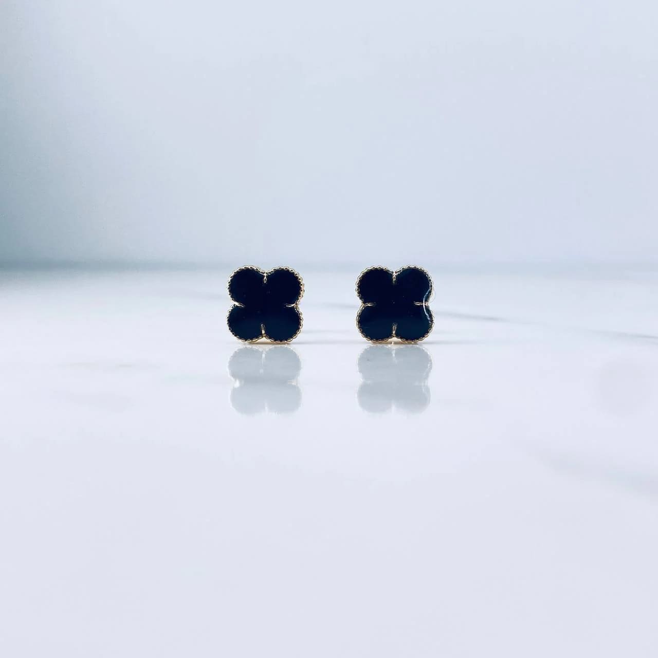 18K Yellow Gold Clover Stud Earrings with Black Resin – 1.25g, 8mm