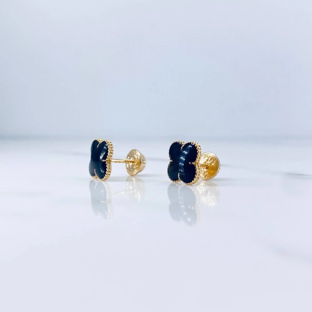 18K Yellow Gold Clover Stud Earrings with Black Resin – 1.25g, 8mm