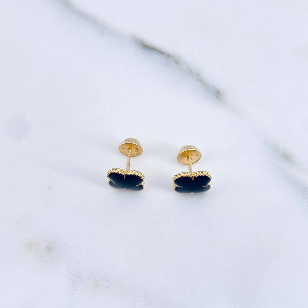18K Yellow Gold Clover Stud Earrings with Black Resin – 1.25g, 8mm