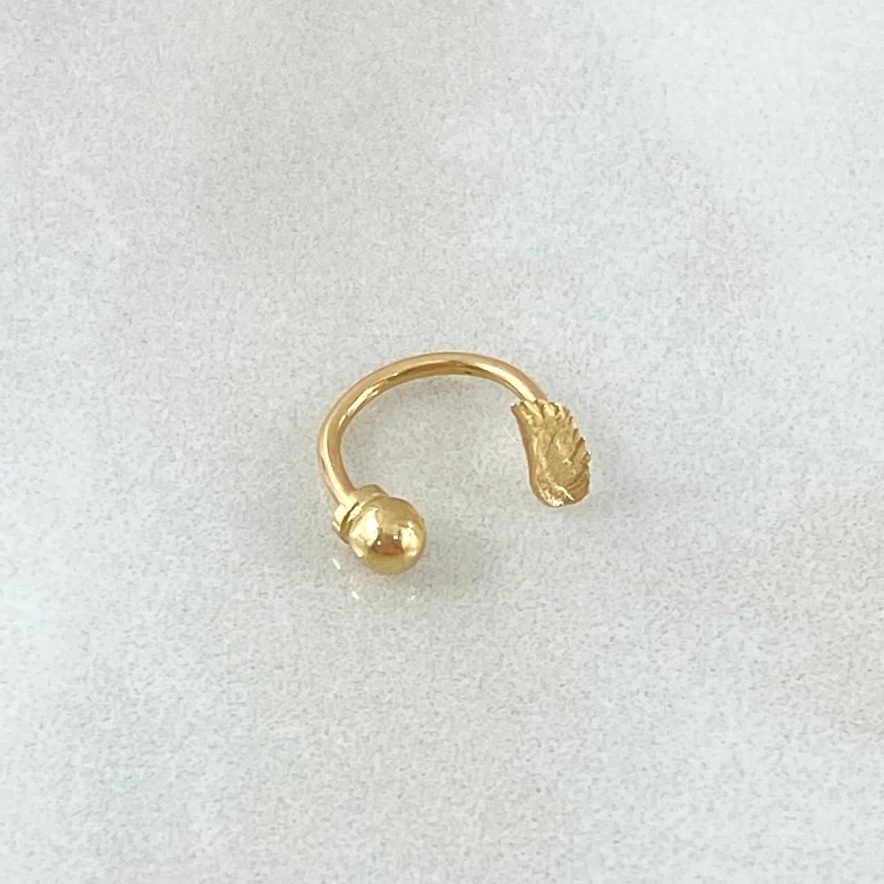 18K Yellow Gold “Leaf Curve” Piercing with Ball-Thread Closure – 0.4g, 1cm