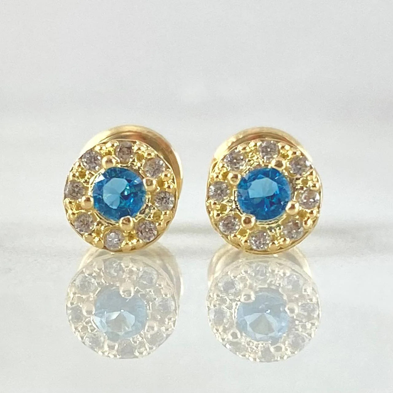 18K Yellow Gold Halo Stud Earrings with White and Blue Zircons – 0.9g, 5.6mm