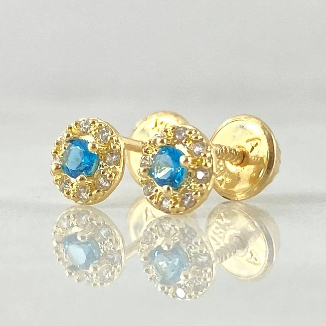 18K Yellow Gold Halo Stud Earrings with White and Blue Zircons – 0.9g, 5.6mm