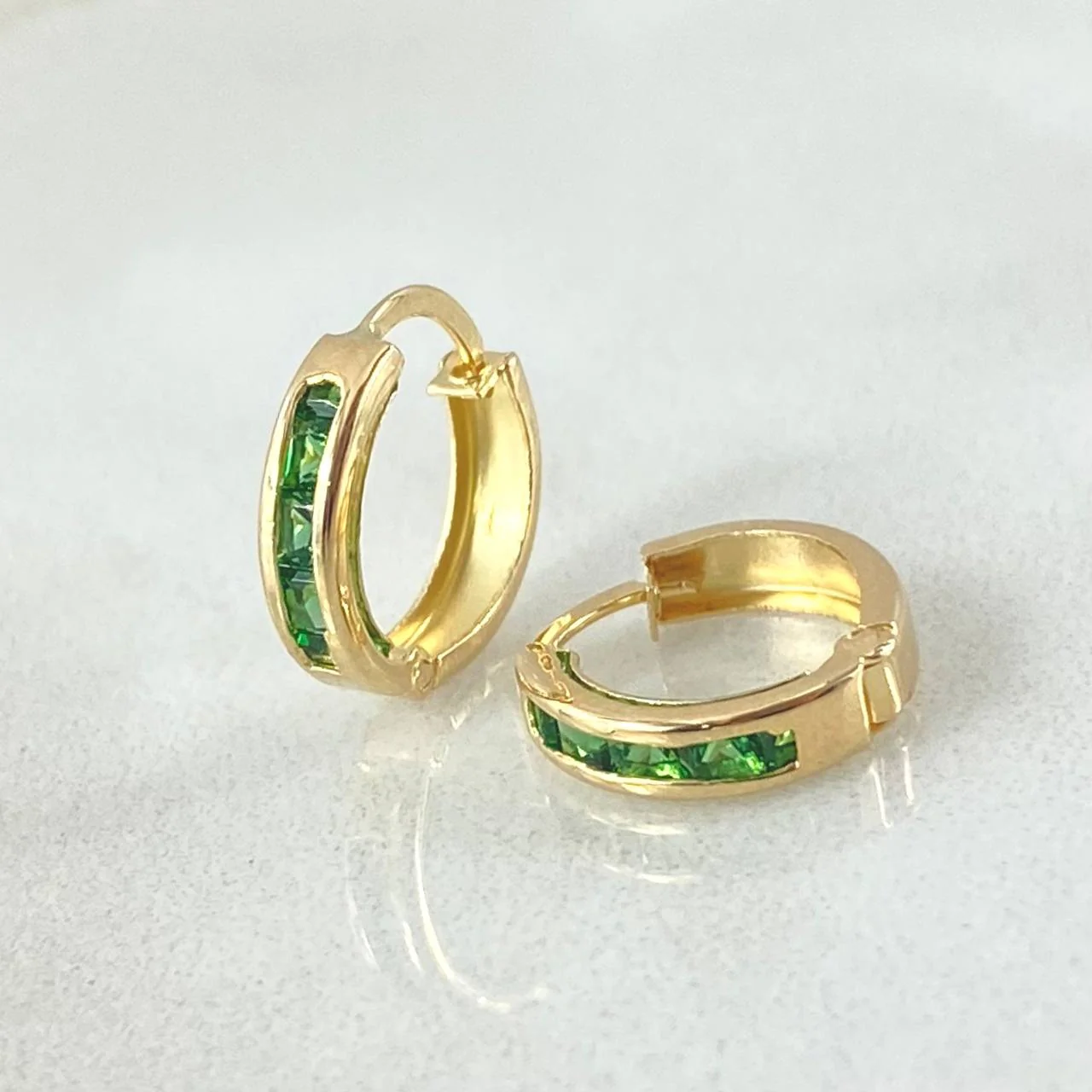 18K Yellow Gold "Carril" Hoop Earrings with Green Zircon – 0.8g, 1cm