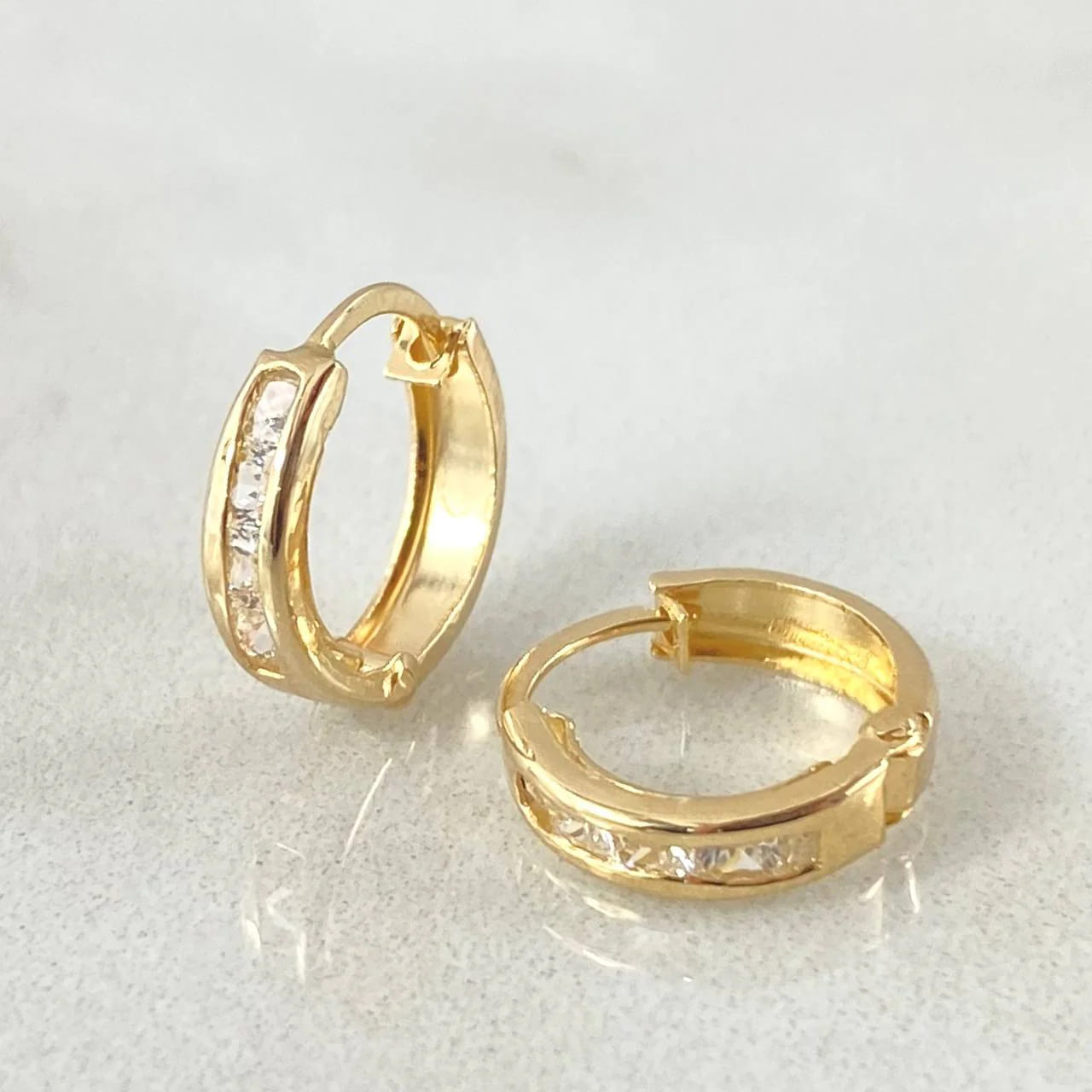 18K Yellow Gold “Carril” Hoop Earrings with White Zircons – 0.85g, 1cm