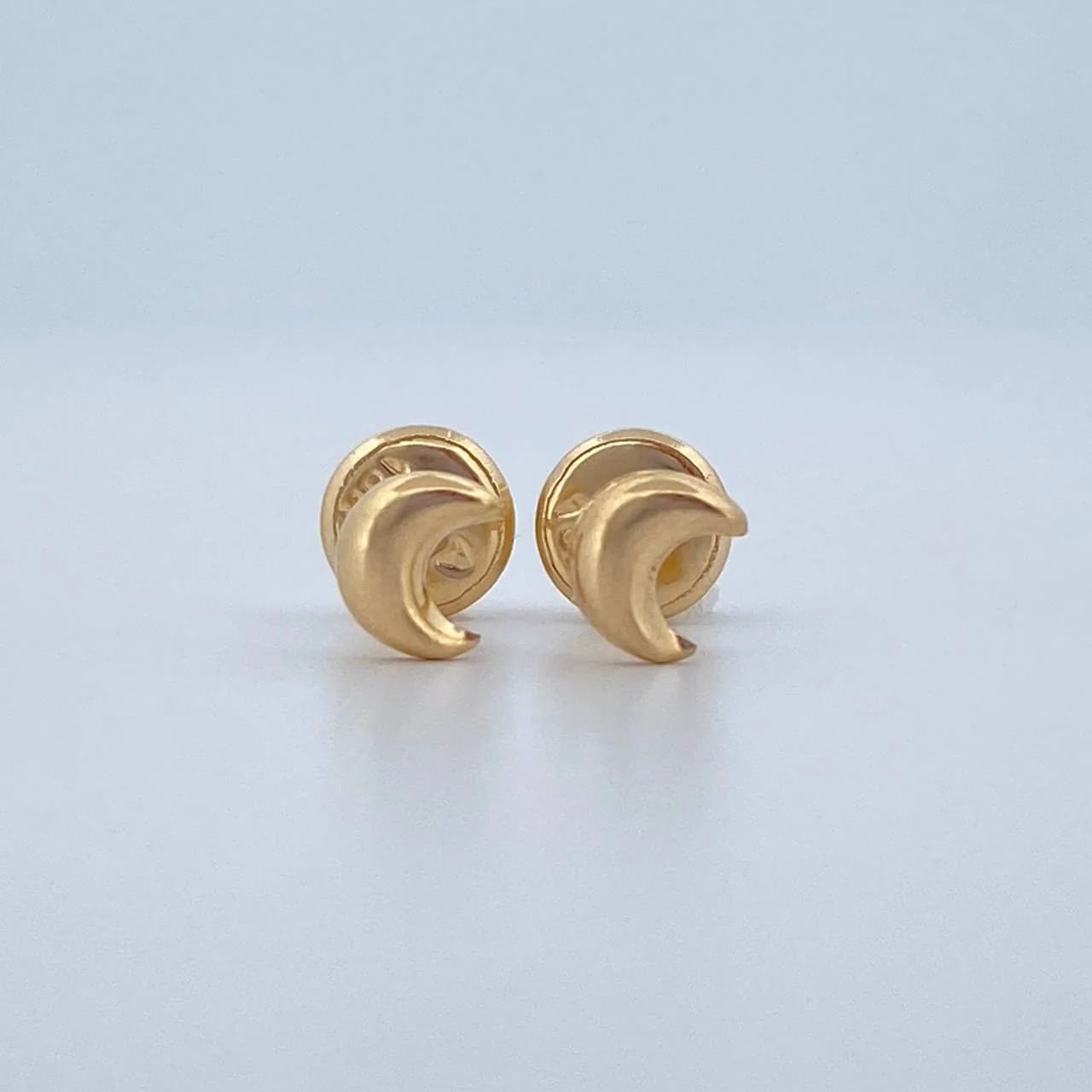18K Yellow Gold Crescent Moon Stud Earrings – 0.5g
