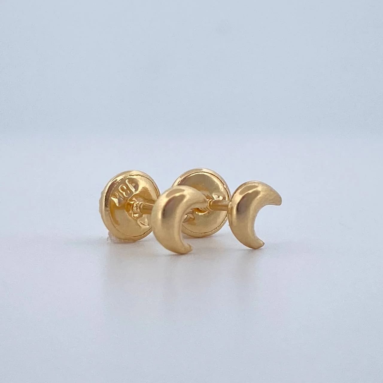 18K Yellow Gold Crescent Moon Stud Earrings – 0.5g