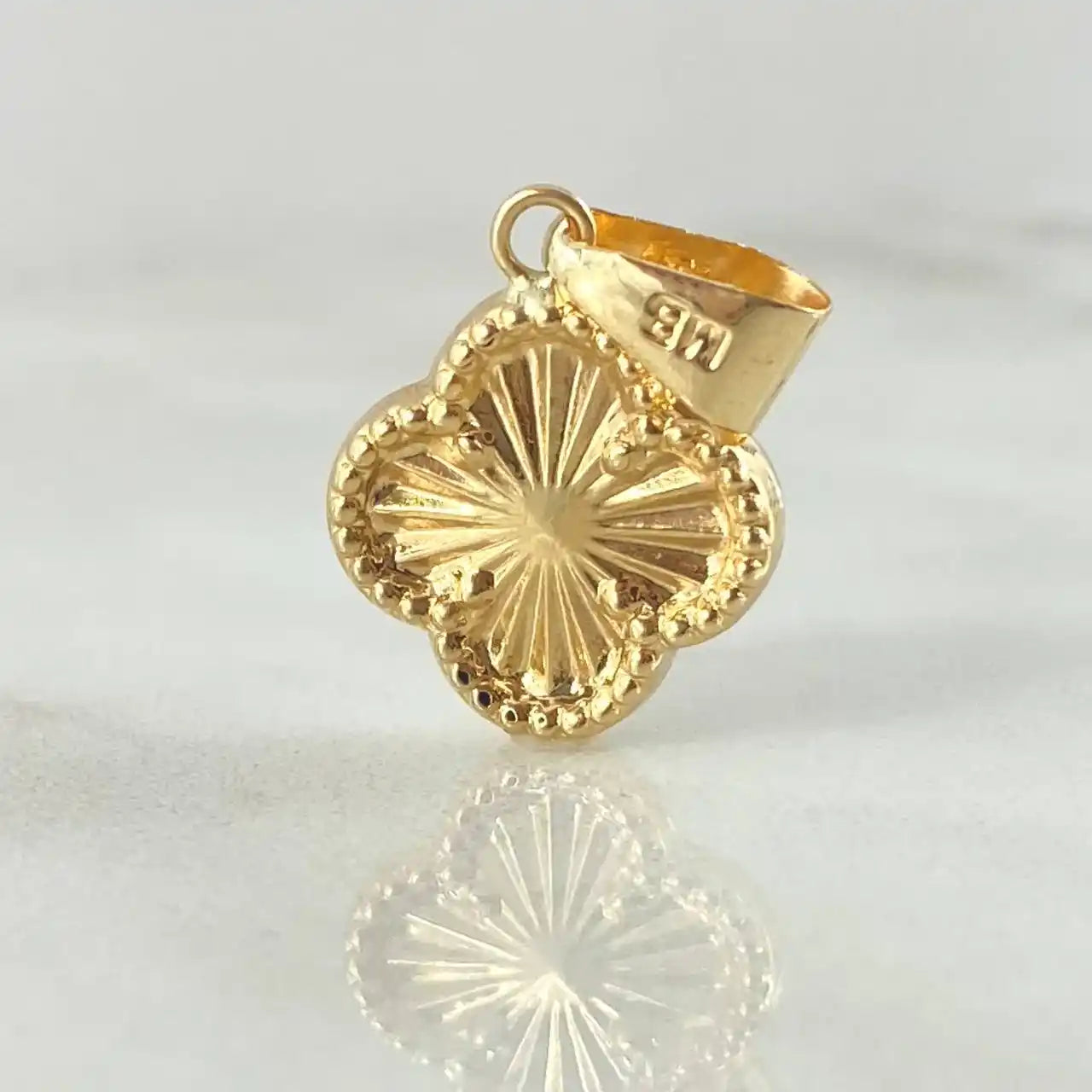 18K Gold Clover Pendant – 0.95g / 2.3cm (0.9in)