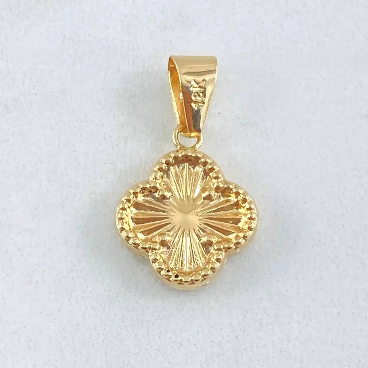 18K Gold Clover Pendant – 0.95g / 2.3cm (0.9in)