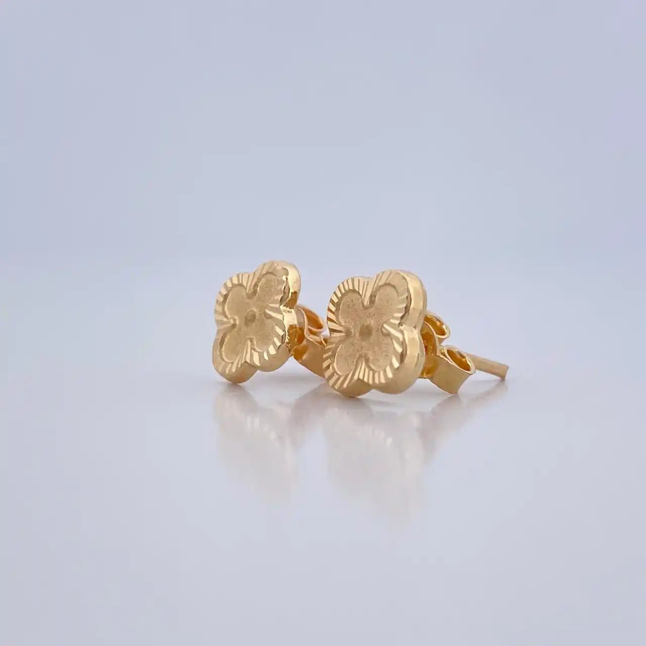  18K Gold Stud Earrings – Clover Design – 1.1g