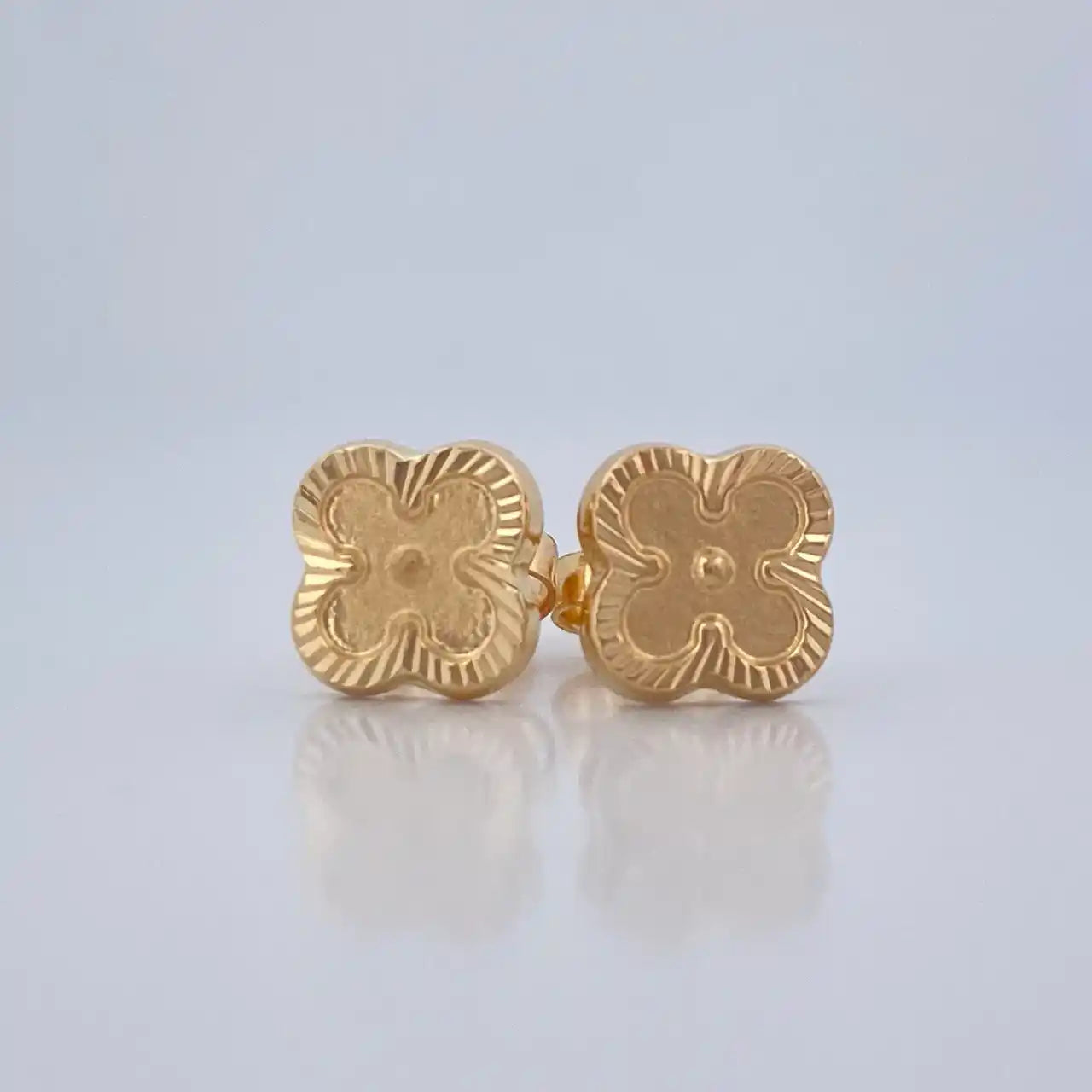  18K Gold Stud Earrings – Clover Design – 1.1g