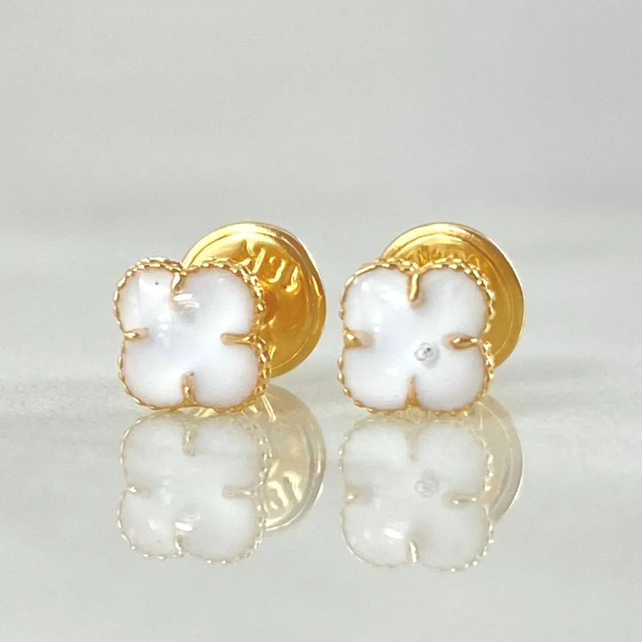 18K Yellow Gold Clover Stud Earrings with White Resin and Textured Edge – 0.75g, 6mm