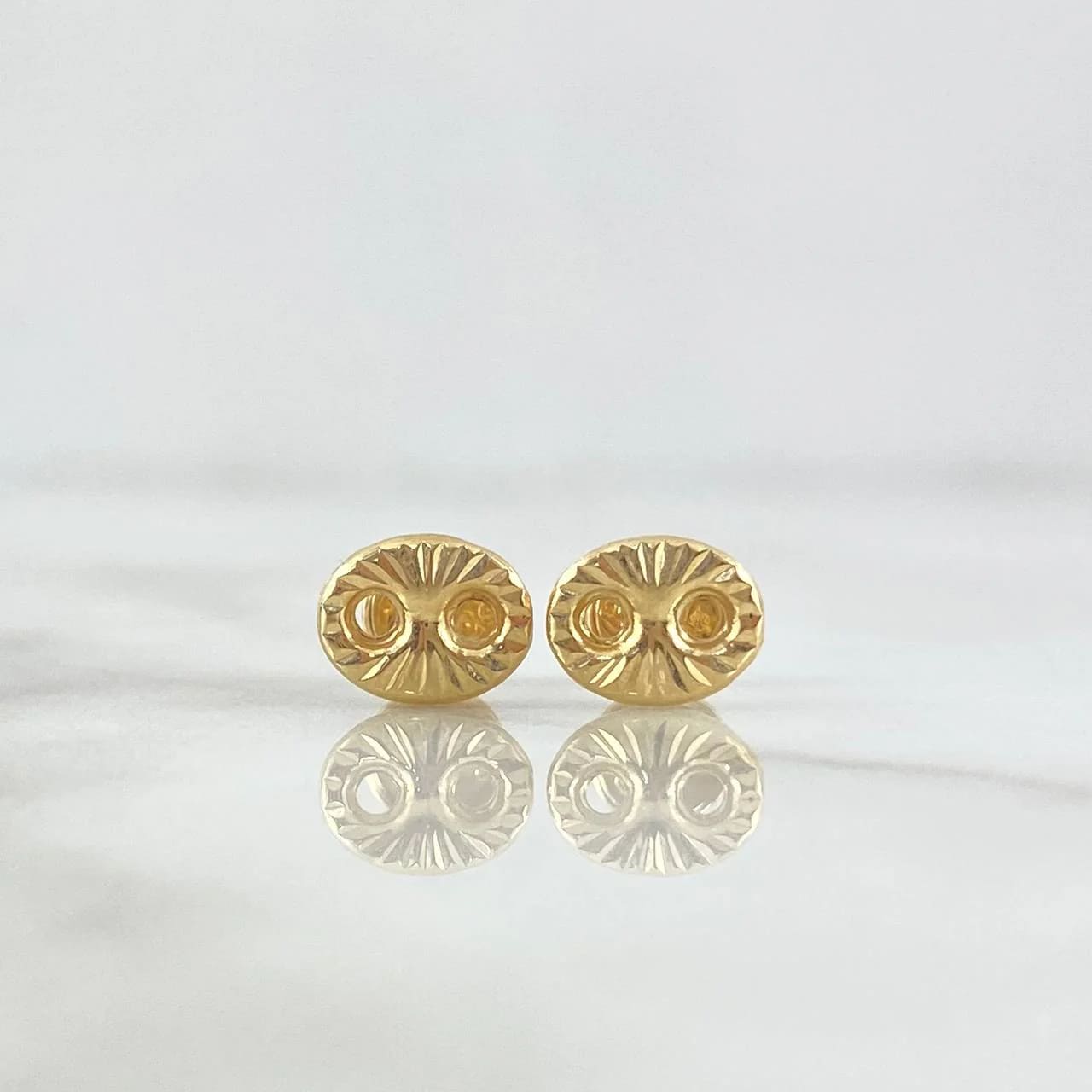 18K Yellow Gold Diamond-Cut GC Stud Earrings – 1g, 7.6mm