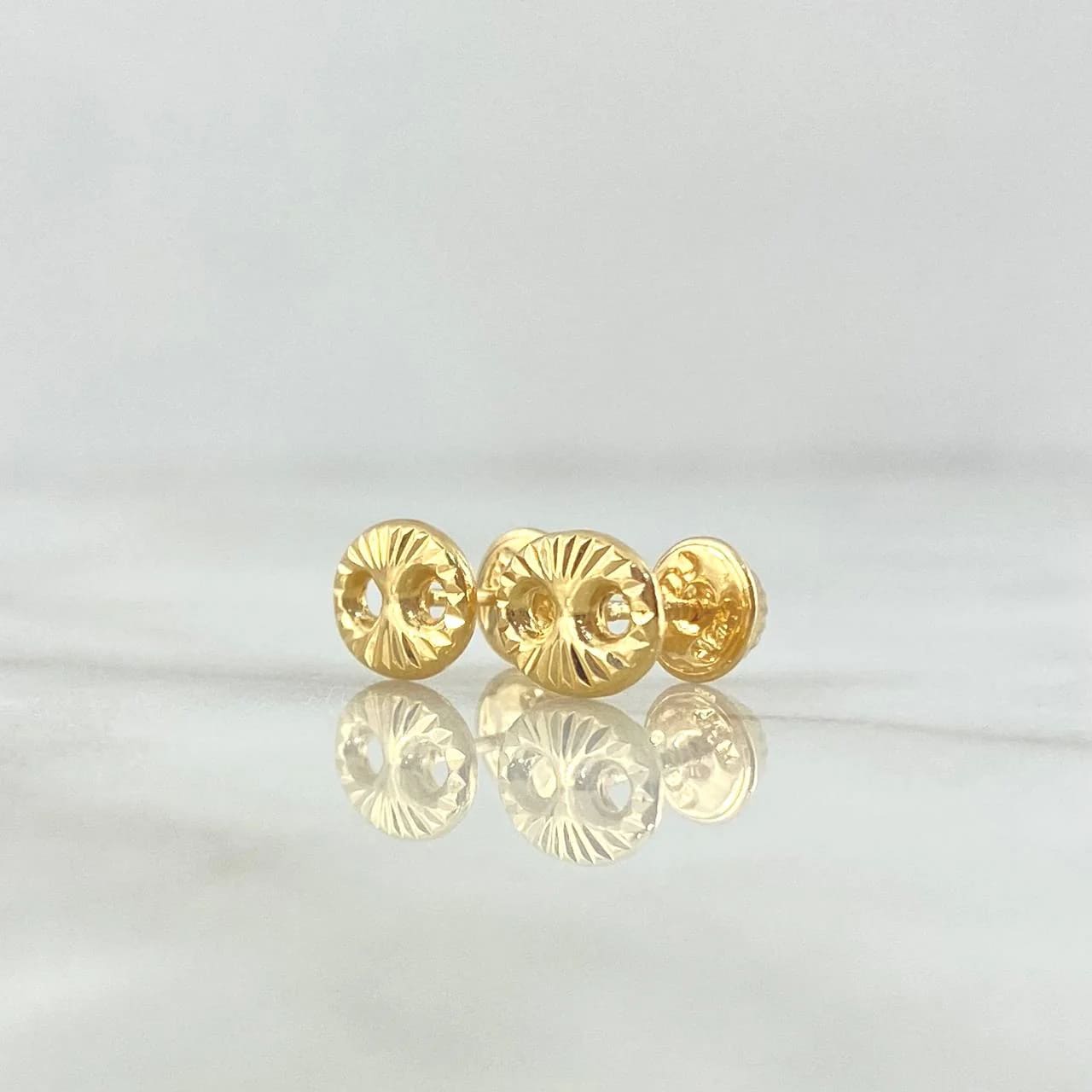 18K Yellow Gold Diamond-Cut GC Stud Earrings – 1g, 7.6mm