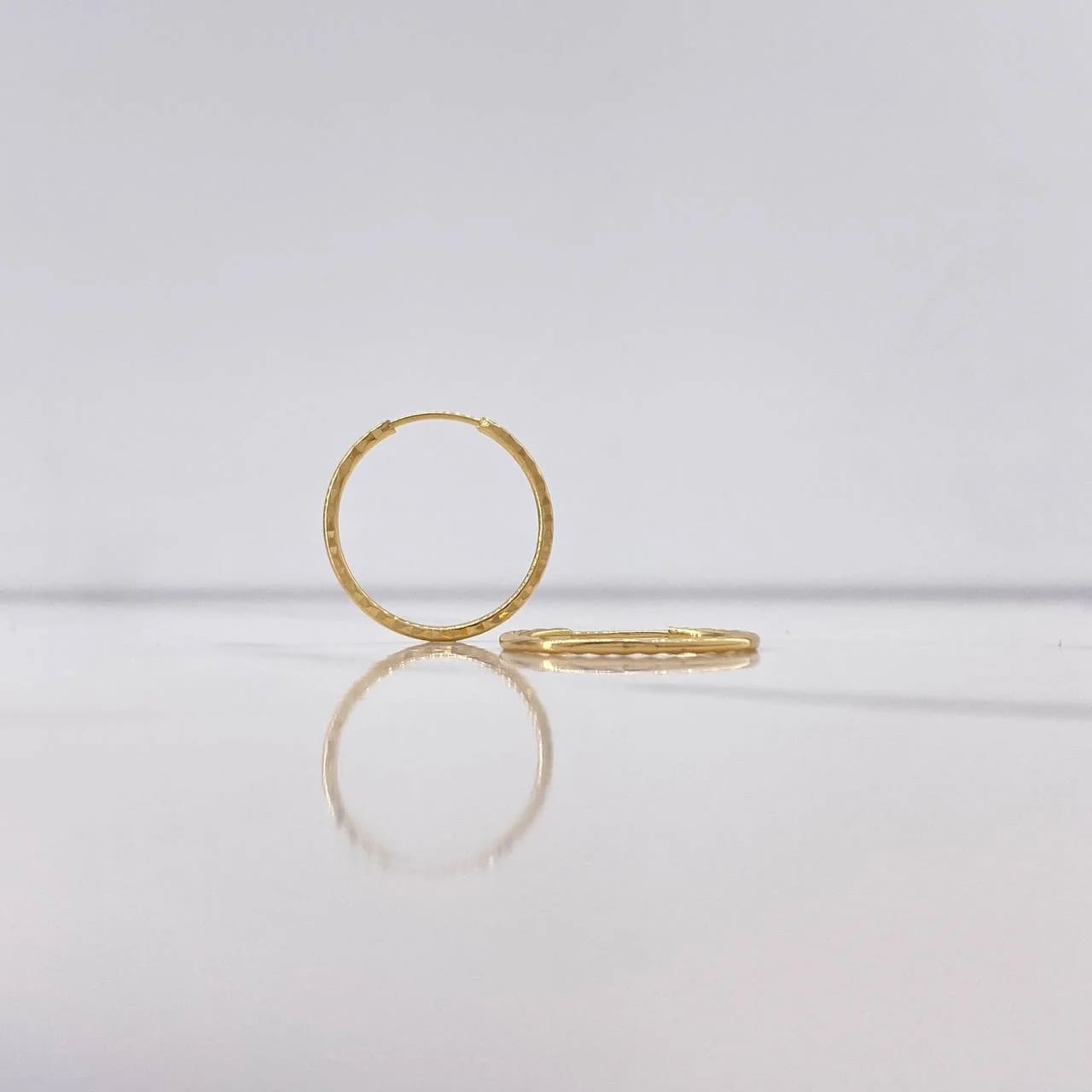 18K Yellow Gold Textured Diamond-Cut Hoop Earrings – 0.9g / 1.9cm