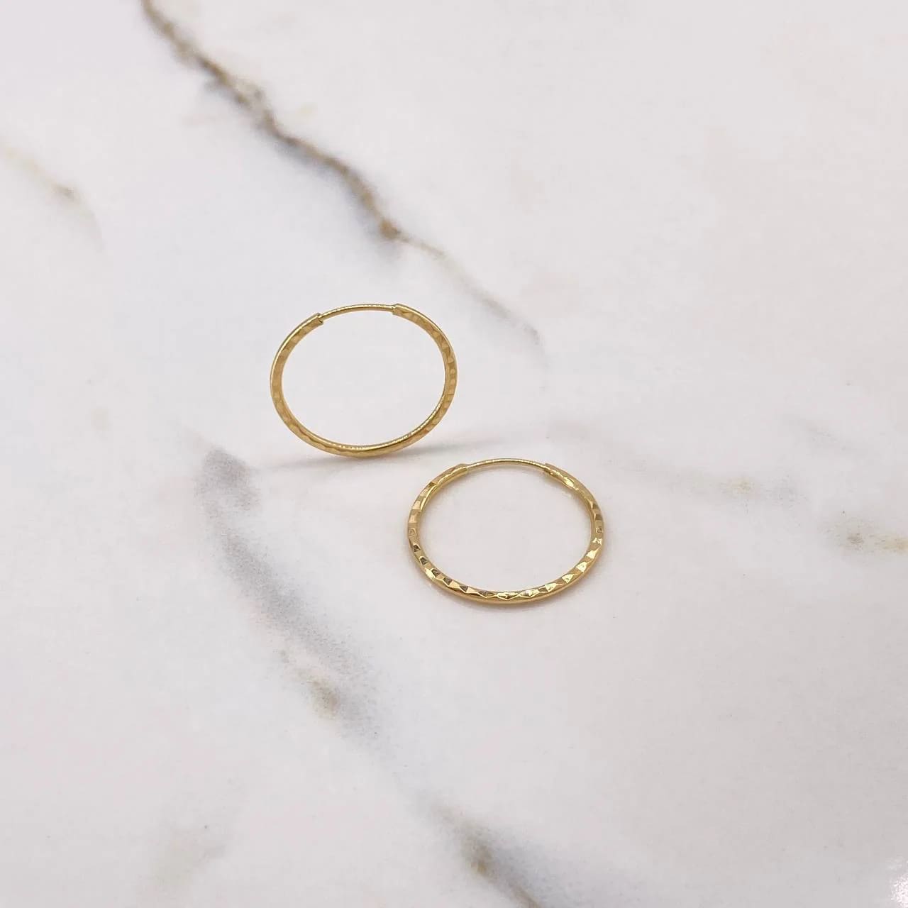 18K Yellow Gold Textured Diamond-Cut Hoop Earrings – 0.9g / 1.9cm