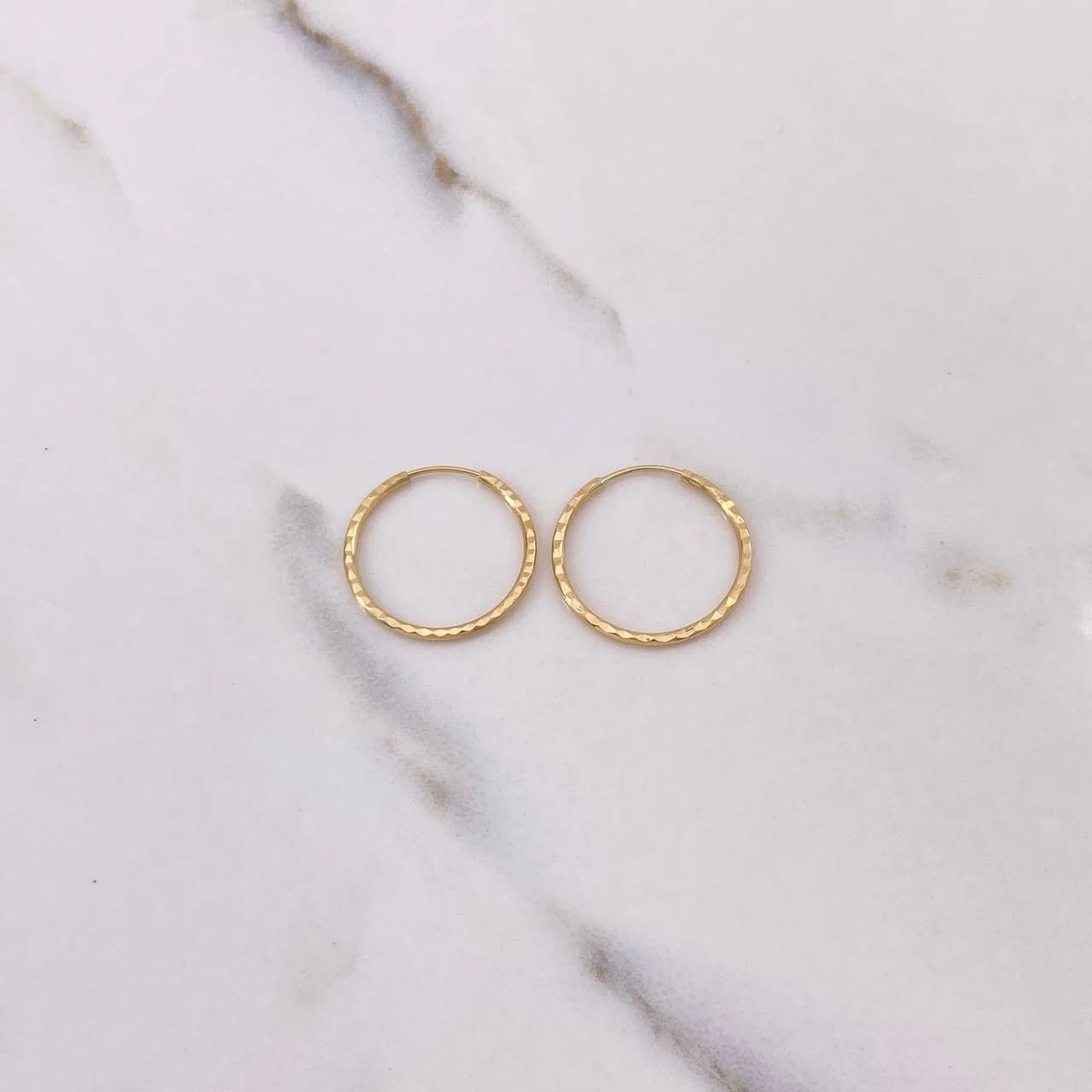 18K Yellow Gold Textured Diamond-Cut Hoop Earrings – 0.9g / 1.9cm
