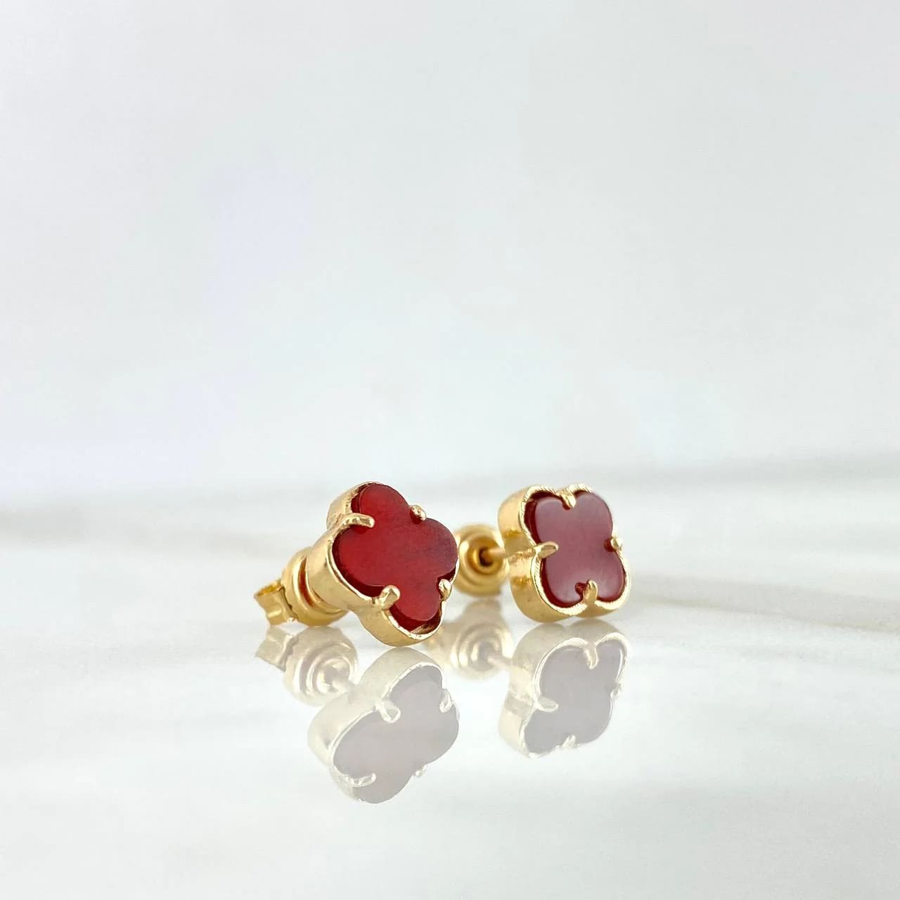 18K Yellow Gold Clover Stud Earrings with Red Amber – 1.95g, 0.8cm
