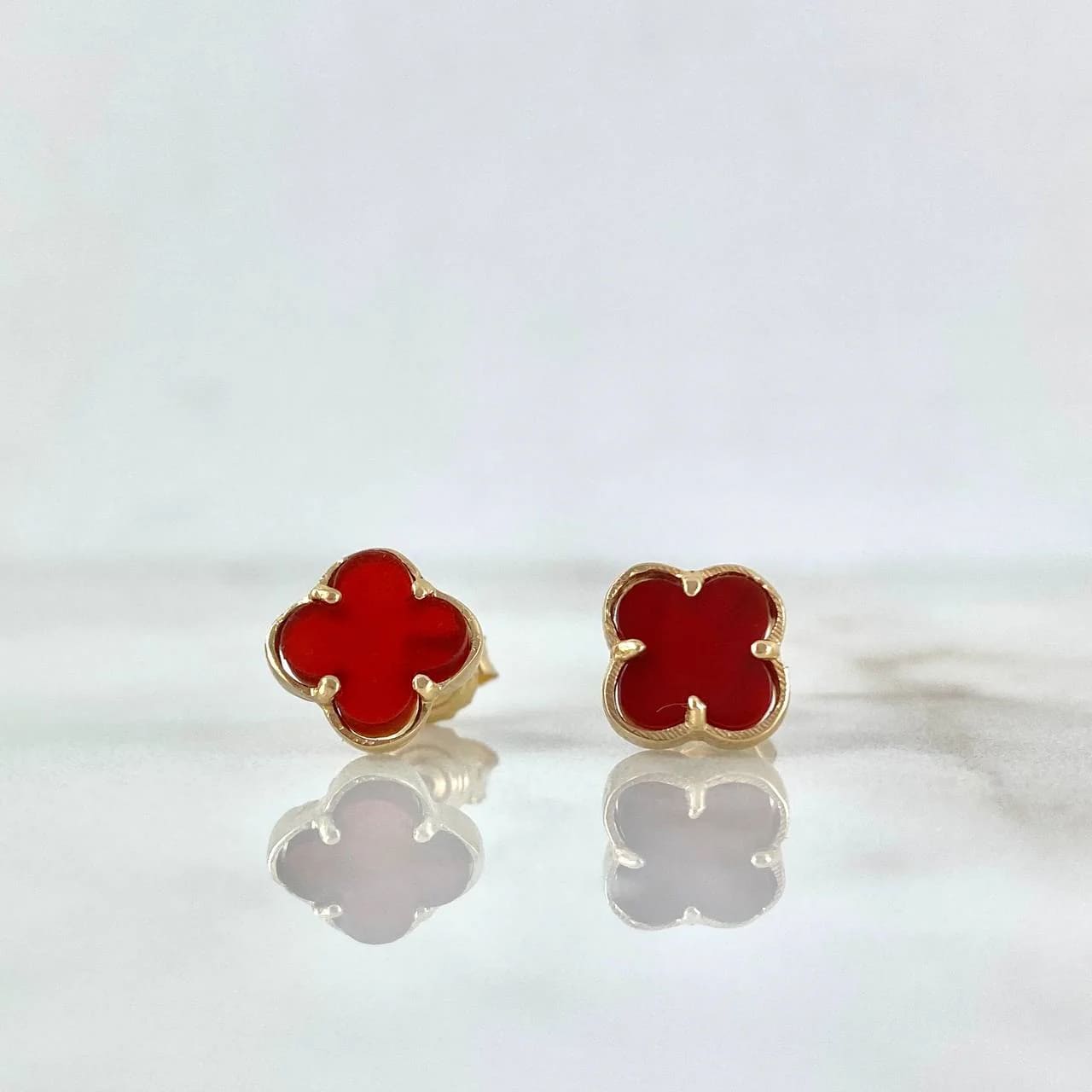 18K Yellow Gold Clover Stud Earrings with Red Amber – 1.95g, 0.8cm