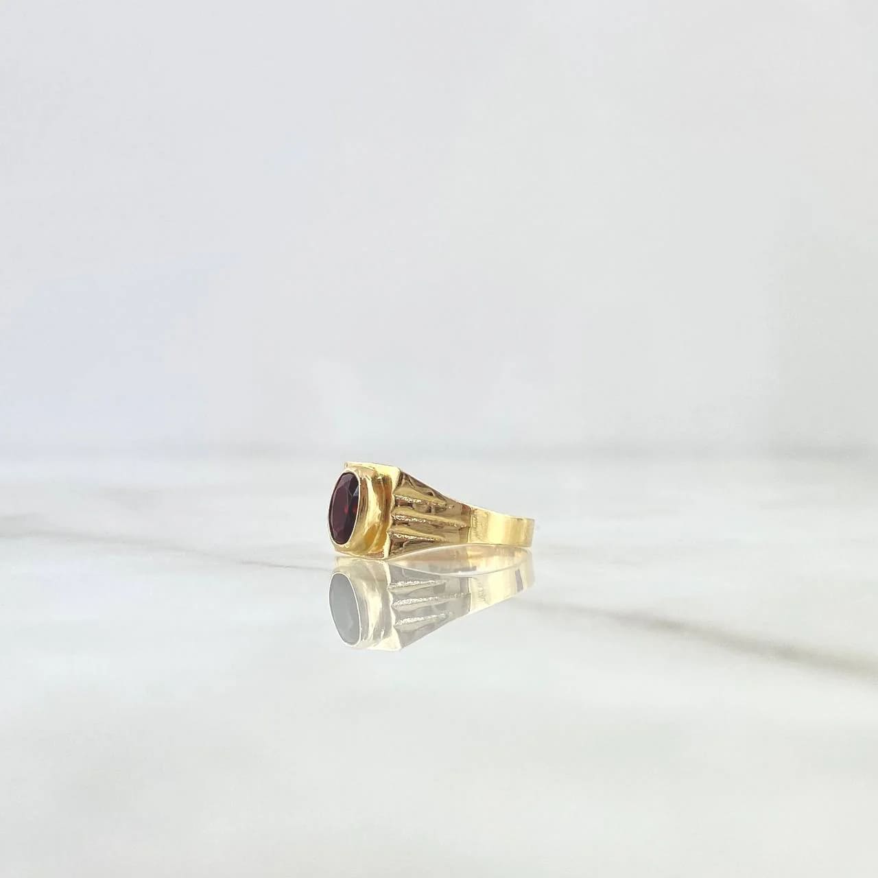 18K Yellow Gold Classic Ring with Red Zircon – 1.8g, Size T2