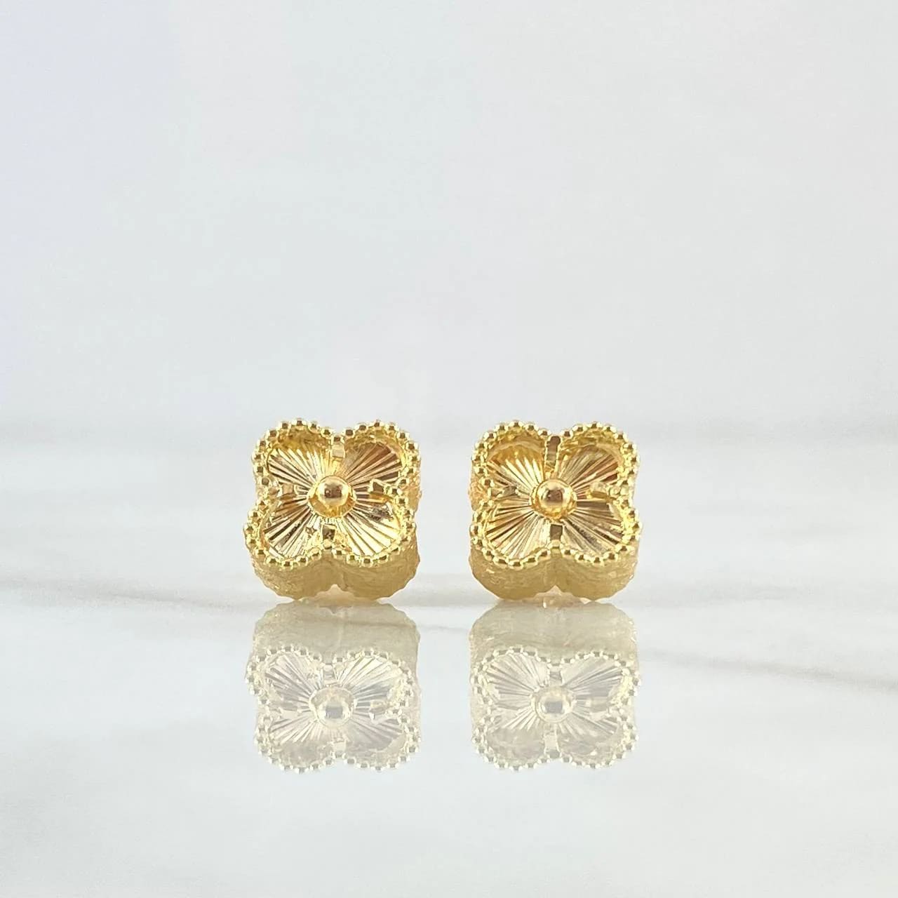 18K Yellow Gold Diamond-Cut Clover Stud Earrings – 2.45g, 8mm (Matte Dotted Edge)