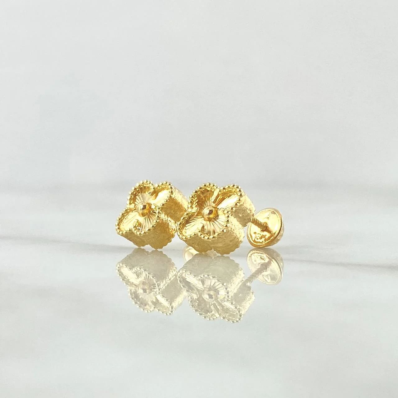 18K Yellow Gold Diamond-Cut Clover Stud Earrings – 2.45g, 8mm (Matte Dotted Edge)