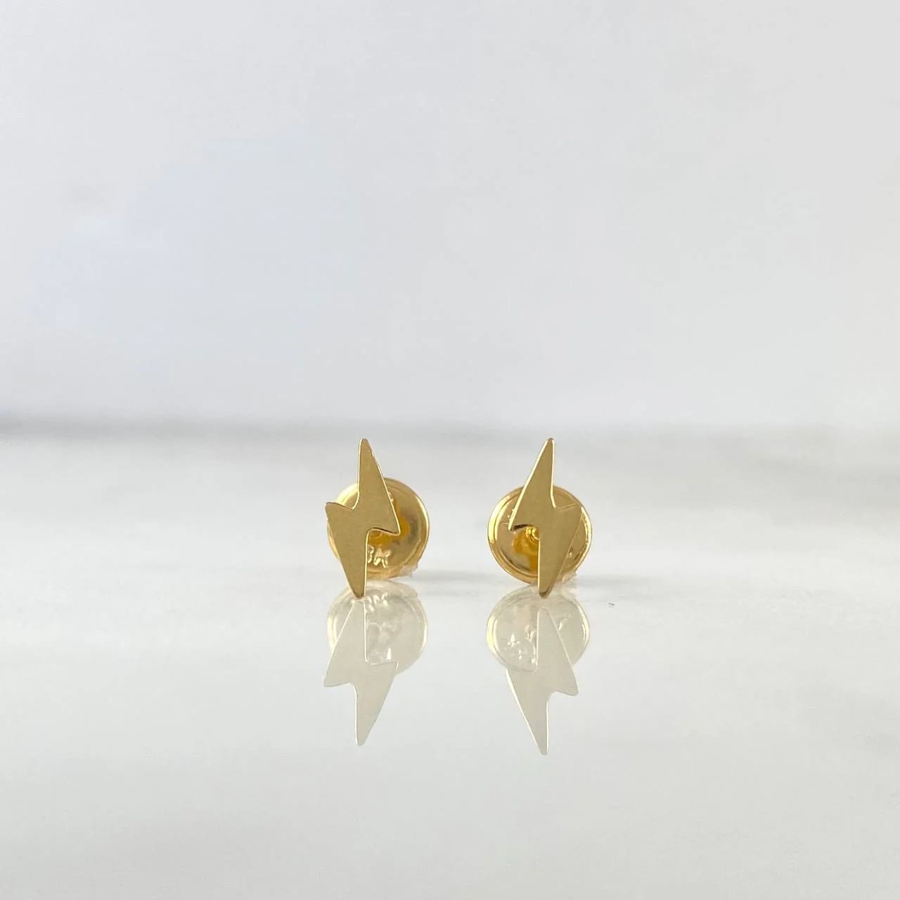18K Yellow Gold Lightning Bolt Stud Earrings – 0.5g, 8.3mm