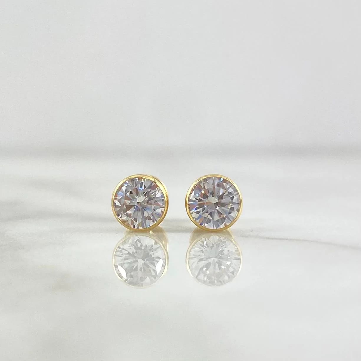 18K Yellow Gold Bezel-Set White Zircon Stud Earrings – 1.1g, 6mm